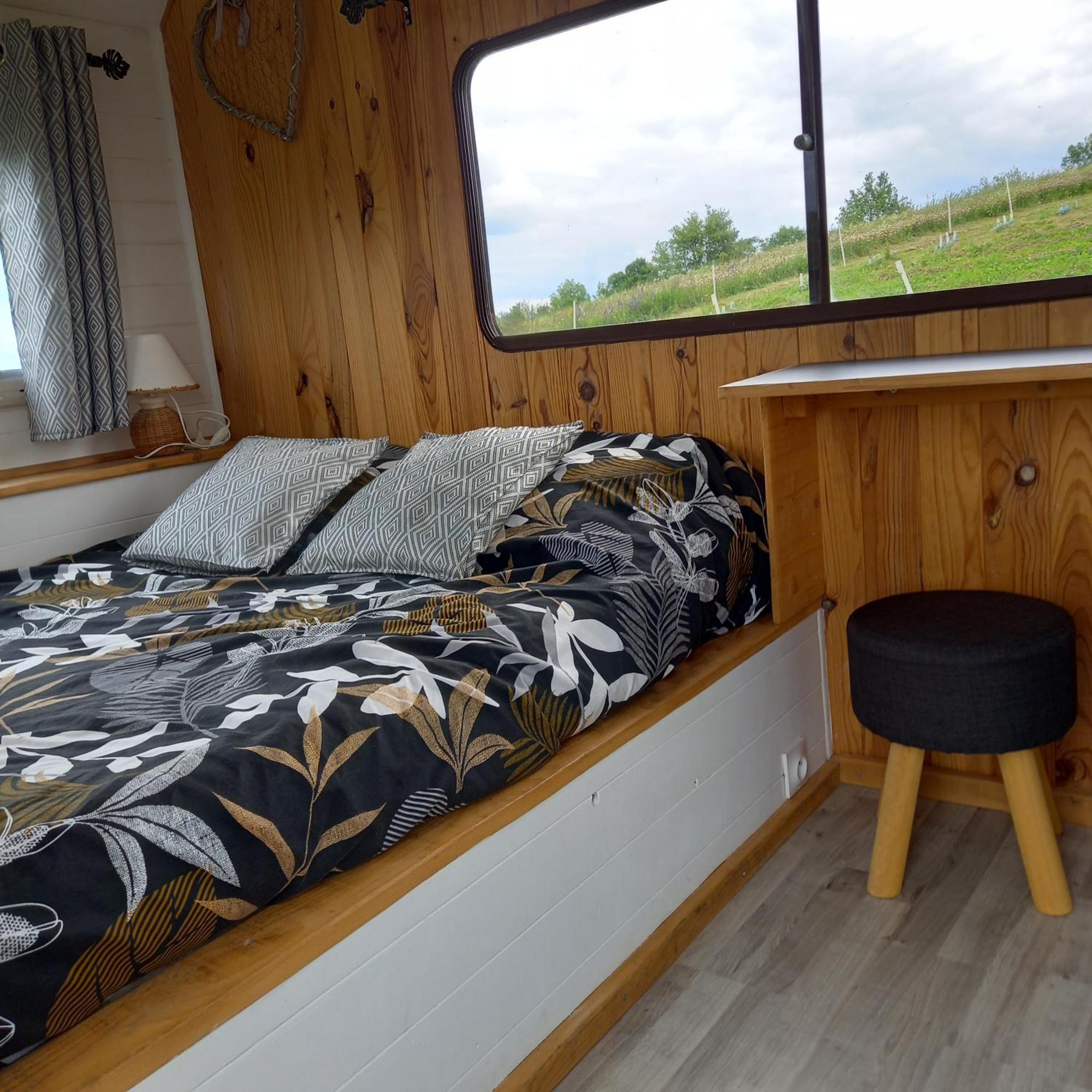 Camping Car Vintage Saint-Barthelemy-le-Plain Exterior foto