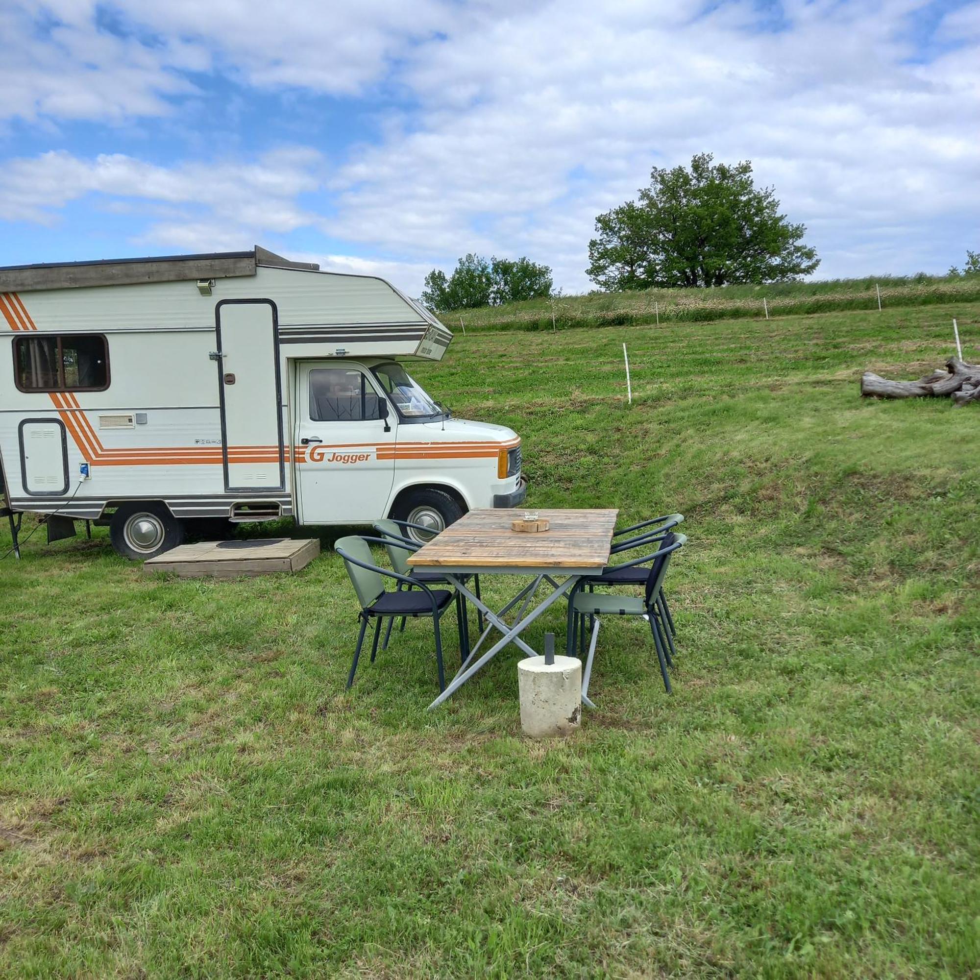 Camping Car Vintage Saint-Barthelemy-le-Plain Exterior foto