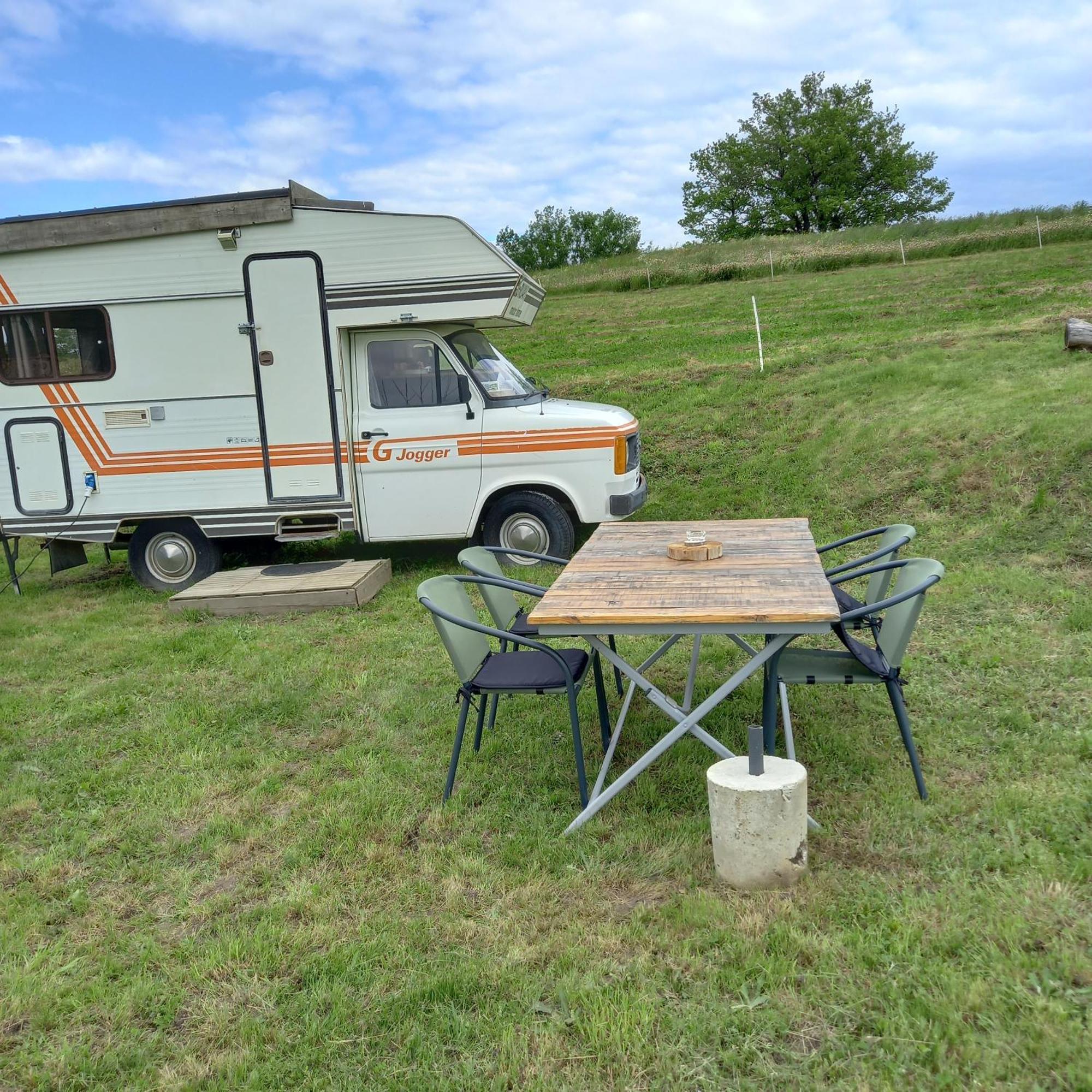 Camping Car Vintage Saint-Barthelemy-le-Plain Exterior foto