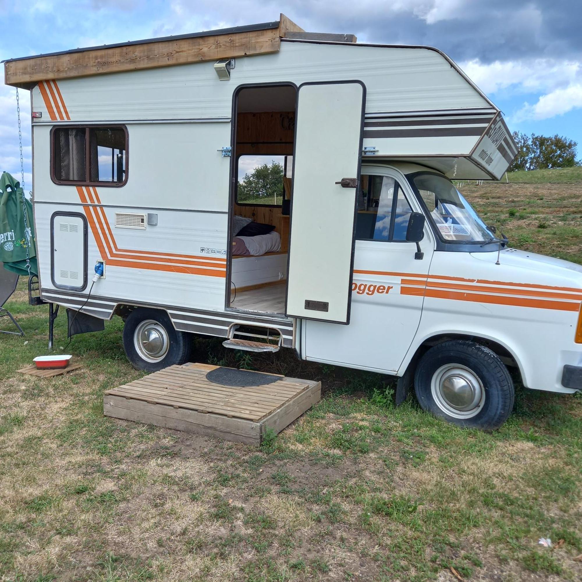 Camping Car Vintage Saint-Barthelemy-le-Plain Exterior foto